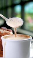 pianta basato latte macchiato e appena al forno brioche su il tavolo. vegano continentale prima colazione video