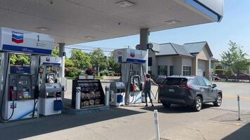 chevron de gas- station waar de auto is getankt tanken werkwijze gieten benzine machine mensen leven in de stad Canada Vancouver Surrey 2023 video