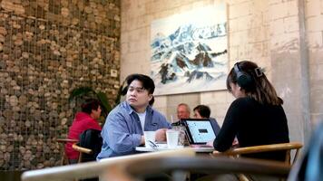 zitten in een cafe, werk online met koptelefoon, studie werk houden handen professioneel hoofdtelefoons Aan een tablet gadgets leven Aan de internet mooi zo Wifi opladen in een cafe Vancouver Canada 09.09.2023 video