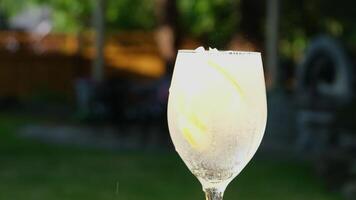 gieten limonade met ijs ijs in een glas gieten Frisdrank water Gooi citroen roeren met een rietje meerdere videos van een verkoudheid drinken Aan de straat Aan de tafel borrelen schuim bubbels detailopname