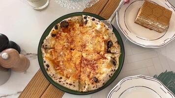 pizza plak van margherita pizza bekroond met gesmolten Mozzarella kaas opgeheven met spatel video