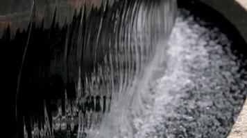 água fluxos baixa a escadas uma fonte perto Vancouver aquário dentro Stanley parque, Vancouver britânico Colômbia Canadá video