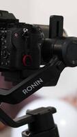 Canada Vancouver 04.04.2024 ronin het schieten gebruik makend van steadicam camera Aan stdc naar schieten zakelijke tafel voedsel vrije tijd mensen gemakshalve nieuw technologieën zonder duizelingwekkend video