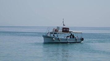 Griekenland corfu eiland 05.03.2024 vlacherna klooster Aan de water, over- welke vliegtuigen nemen uit en land- deze is de meest mooi landingsbaan video