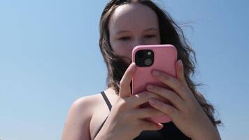 jovem menina levando selfie com inteligente telefone de a mar. lento movimento. Grécia Corfu ilha video