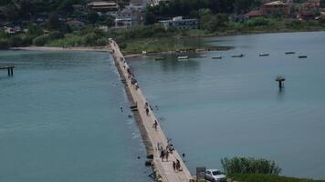 Griekenland corfu eiland 05.03.2024 vlacherna klooster Aan de water, over- welke vliegtuigen nemen uit en land- deze is de meest mooi landingsbaan video