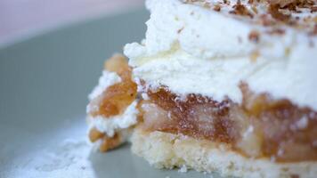 delicioso maçã Charlotte em casca rija pastelaria com mascarpone queijo e nozes em principal, pausa a delicado camada com garfo macro cenas delicioso servindo do sobremesa prazer céu maçã torta video