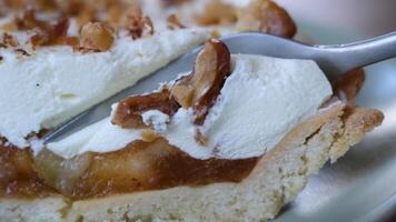 delicioso maçã Charlotte em casca rija pastelaria com mascarpone queijo e nozes em principal, pausa a delicado camada com garfo macro cenas delicioso servindo do sobremesa prazer céu maçã torta video