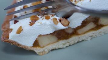 delicioso maçã Charlotte em casca rija pastelaria com mascarpone queijo e nozes em principal, pausa a delicado camada com garfo macro cenas delicioso servindo do sobremesa prazer céu maçã torta video