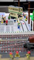 Canadá Vancouver 17.05.2024 trevo rodeio e país justo Lego blocos casas carros ruas trens bondes. real vida do Lego brinquedos fechar-se cenas do ferrovias dentro uma enorme cidade fez do blocos video