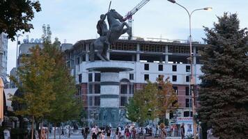 nord macedonia skopje 25.03.2024 monumenti architettura skopje città nel il sera centrale strada capitale di macedonia persone Taxi macchine vero vita nel il grande città video