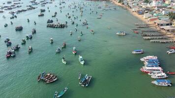 navires à mer longue câble voiture au dessus Montagne sur île dans le coucher du soleil et vieux pêche ville au dessous de en dessous de nuageux bleu ciel dans phu quoc île vietnam video