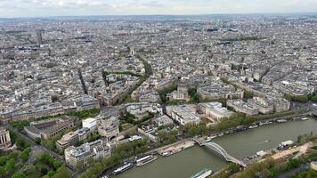 visie van de eiffel toren Aan de Sneeuwwitje gebouwen van Parijs zichtbaar rivier- Seine stadion en veel meer 14.04.22 Parijs Frankrijk video