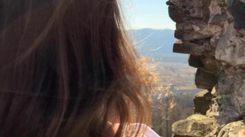 no guerra ucraino giovane ragazza nel un ricamato camicetta su il rovine di un vecchio castello triste purtroppo e sembra a qualunque cosa in giro video