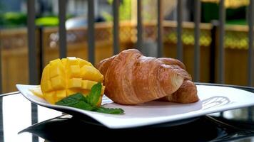 kola croissant. färsk croissant med kola pålägg isolerat på vit bakgrund. makro bild video