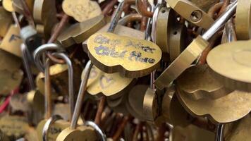 París, Francia - hacia 2022. del amante candados o amor Cerraduras cuales adornar muchos puentes en París video