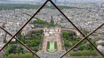 ver desde el eiffel torre en el blanco como la nieve edificios de París visible río jábega estadio y mucho más 14.04.22 París Francia video