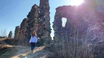 No guerra ucranio joven niña en un bordado blusa en el restos de un antiguo castillo triste tristemente y mira a todo alrededor video