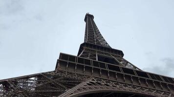 eiffel toren in Parijs in de middag 14.04.22 Parijs Frankrijk video