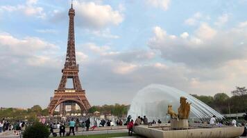 paris, Frankrike se på de eiffel torn och en båt på de vatten. beaugrenelle turist distrikt. över huvudet tunnelbana korsning på en metall bro. soluppgång över de flod not. video