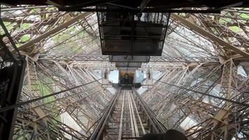 lift eiffel torre dentro Paris dentro a tarde 14.04.22 Paris França video