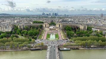 Aussicht von das Eiffel Turm auf das Schneewittchen Gebäude von Paris sichtbar Fluss Seine Stadion und viel Mehr Paris Frankreich video