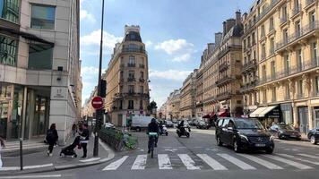 Parijse straten hoog huizen leven van Parijzenaars mooi architectuur Parijs, Frankrijk 15.04.22. mensen gaan naar werk video
