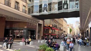 galerias Lafayette marca loja em a a Principal rua do Paris perfume decoração cosméticos a a maioria famoso fabricantes pessoas ter dinheiro e elas Comprar 16.04.22 Paris França video