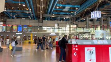 il centro pompidou il centro nazionale dardo et de cultura Georges Pompidou, anche conosciuto come il pompidou centro nel inglese, è un' complesso edificio nel il beaubourg la zona vicino les Halles 16.04.22 video