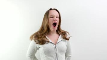 moe geeuwen in de kader tiener- meisje moe van aan het studeren naar werk pratend geeuwen met haar mond Open aan het bedekken haar gezicht met haar hand- mooi haar- goed verzorgd saai leven in de studio video