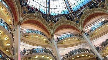 galeries Lafayette marque boutique sur le principale rue de Paris parfum décoration produits de beauté le plus célèbre fabricants gens avoir argent et elles ou ils acheter 16.04.22 Paris France video