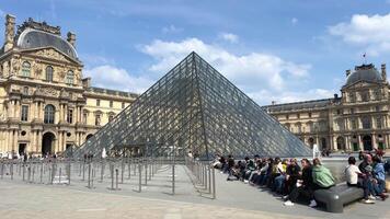 louvre landmärke paris 19.04.22 paris Frankrike video