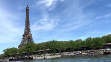 Visualizza di Parigi a partire dal il nave a partire dal il fiume Senna per il numerose ponti di Parigi video