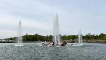 Fontaine dans Versailles Paris France est le endroit où beaucoup films étaient coup comprenant angélique et le Roi video