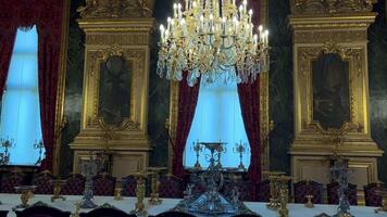 elegante sale nel il persiana di ventilazione da il tempo statua di Afrodite di milos o Venere di milo Napoleone con enorme lampadari e rosso poltrone 26.04.22 Parigi Francia video