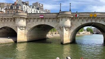 vue de Paris de le navire de le rivière Seine à le nombreux des ponts de Paris video