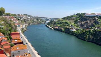 Porto, portugal. panorama- stadsbild bild av Porto, portugal med de känd luis jag bro och de douro flod under dramatisk solnedgång. video