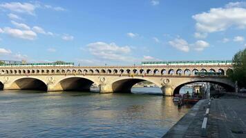 Brücke und Zug gegen das Hintergrund von Himmel und Fluss Reise und Ruhe video