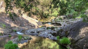 das Wasserfall ist namens cascata tun pincho oder cascata da ferida ma. es ist auf das ankora Fluss das fabelhaft Natur ist ähnlich zu das Preise von ein Film Über Piraten und und Reise video