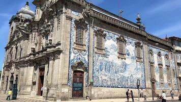 casas cerca torre dos clérigos en porto torre en Puerto ciudad centrar Portugal video