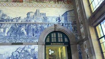 estrada de ferro estação dentro a cidade do porto lindo corredor e mosaico video