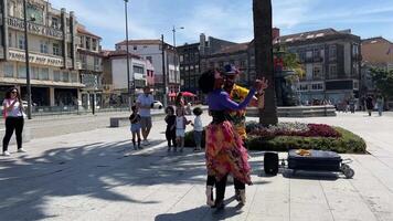 em a rua do a cidade do porto, uma homem danças com uma latim americano dança boneca video