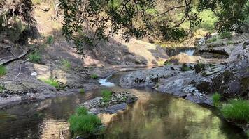 das Wasserfall ist namens cascata tun pincho oder cascata da ferida ma. es ist auf das ankora Fluss das fabelhaft Natur ist ähnlich zu das Preise von ein Film Über Piraten und und Reise video