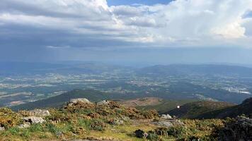 il Visualizza di il massimo montagna nel Portogallo su il città di viana fare castello, voi può anche vedere enorme bianca nuvole su quale voi può Scrivi testo e didascalie, come bene come pubblicità video