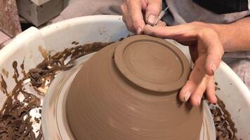 poterie roue le art de fabrication poterie pour cuisine ustensiles aux femmes mains Couper de excès argile copeaux sont visible comme si de Chocolat écoulement de chute comme serpentin potier Maître classe video