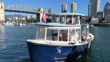 granville isla transportar barco atracado a lo largo en granville isla cerca Burrard calle puente a crepúsculo en Vancouver Canadá video