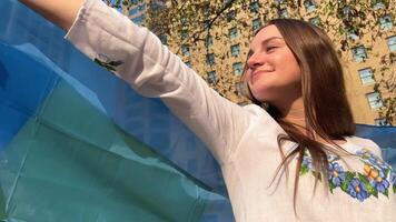 mensen hebben een oekraïens vlag Aan hun schouders in eer van verdedigers van Oekraïne Vancouver rally kunst galerij Oekraïners nam naar de straten tegen Russisch terrorisme mensen in geborduurd overhemden video