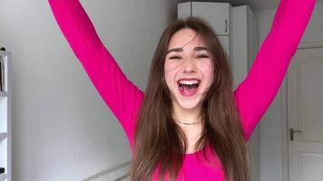 posto per testo pubblicità i saldi follemente bellissimo giovane donna ragazza con lungo Marrone capelli nel un' rosa maglione su un' bianca sfondo diverso emozioni molti positivo emozioni gioia felicità divertimento successo video