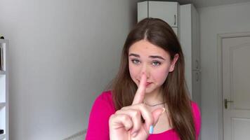 une Jeune femme fille spectacles une doigt non non Non dans de face de le caméra elle regards à nous et secoue sa doigt il ne le fera pas être comme cette faire ne pas même pense rien comme cette video