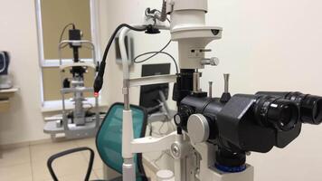 interno di un' moderno oftalmologico ufficio nel un ottica memorizzare o clinica professionale diagnostica e trattamento di visione video